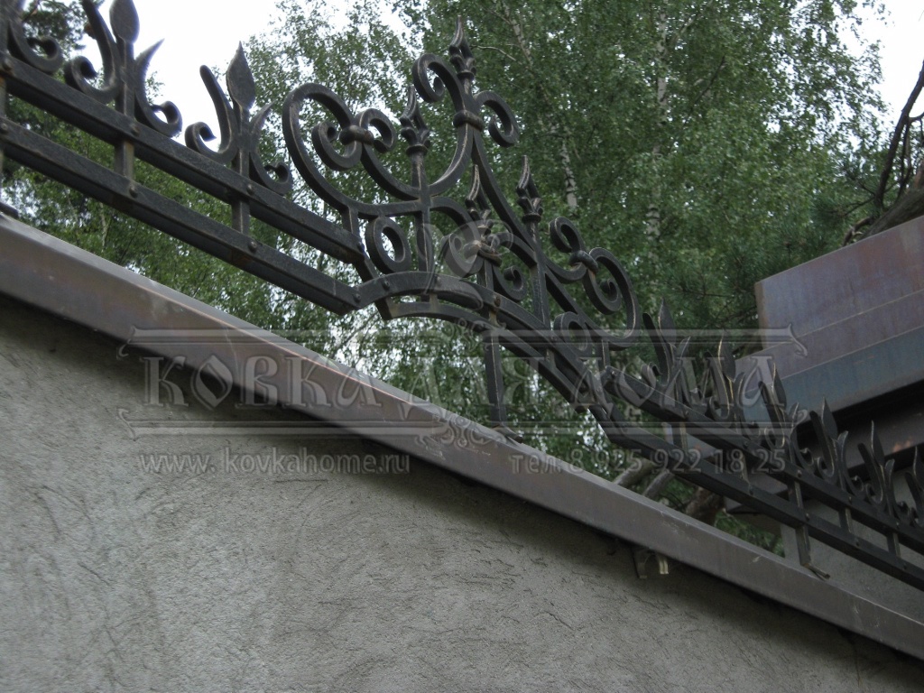 Кованое навершие на забор фото пример выполненой работы от мастерской kovkahome.ru г. Москва