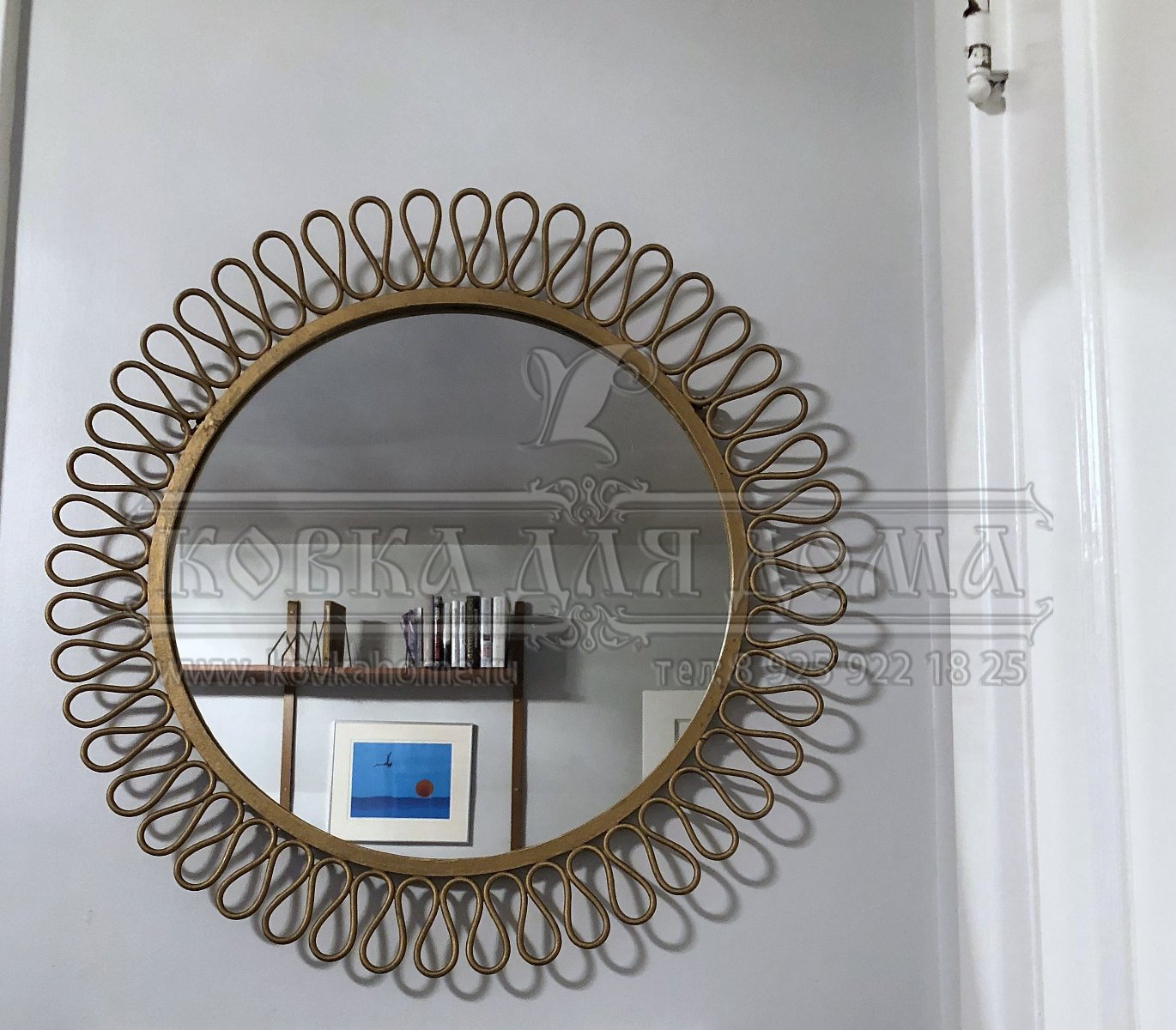 Зеркало в стиле модерн в декоративной стальной круглой кованой золотой раме, настенное ручной работы. Размер габаритный D=500мм.