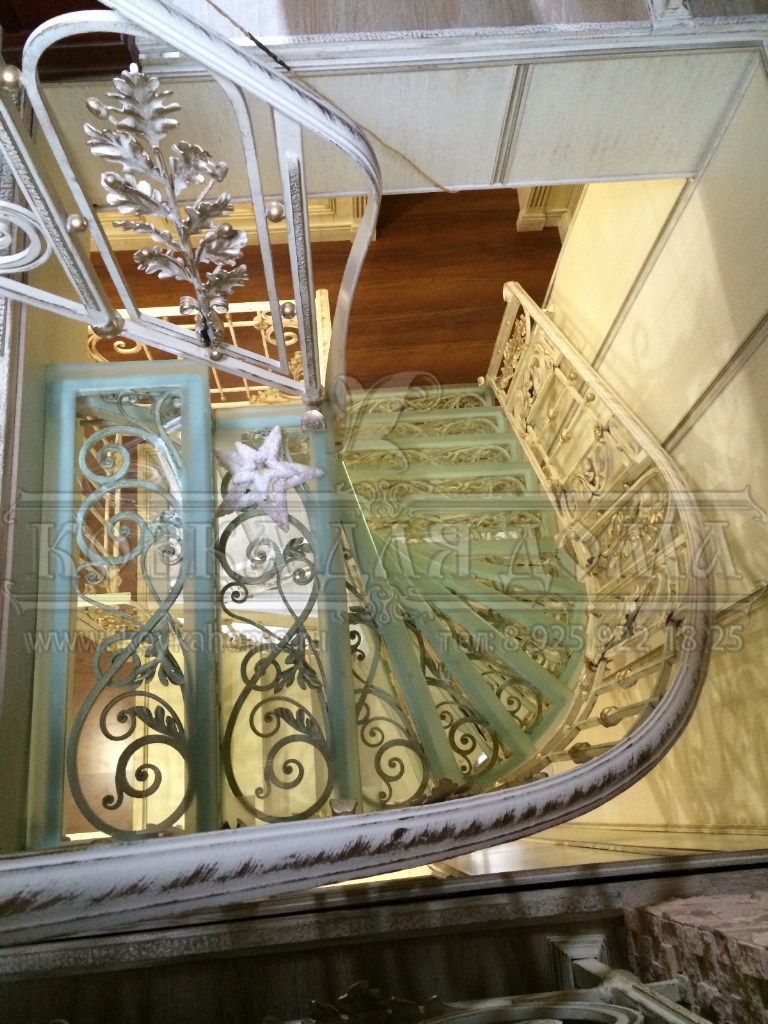 многомаршевая каркасная кованая лестница с кованым декором и стеклянными ступенями цвет белый