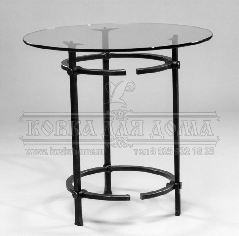 Кованый стол круглый со стеклом, можно использовать как кофейный. 