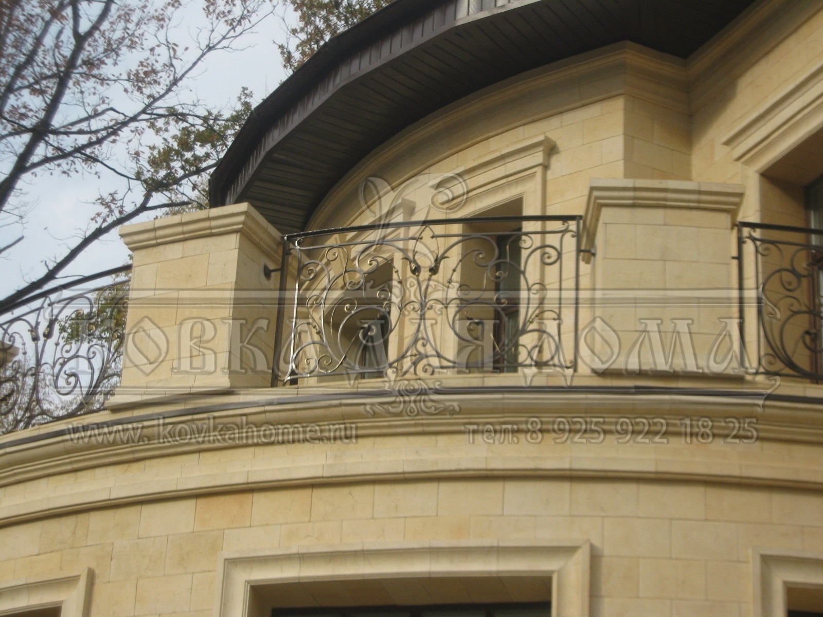 Перила кованые на балкон с декоративными элементами и металлическим поручнем