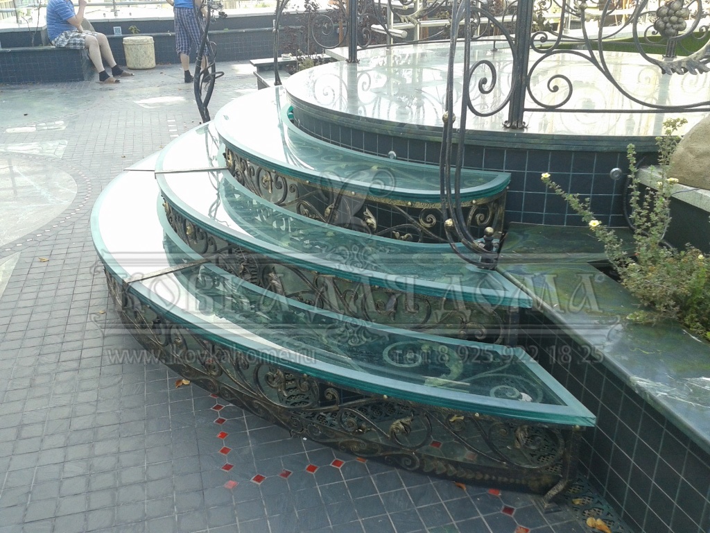 Кованный подиум со ступенями установка в Москве