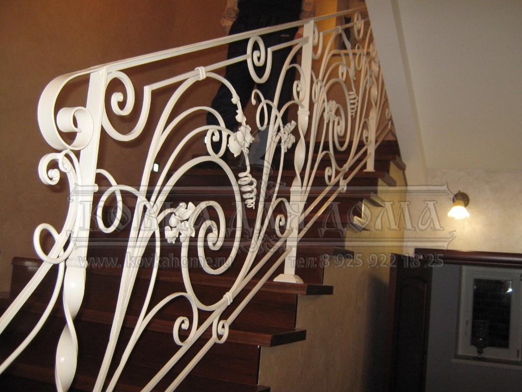 Перила кованые белые для дома классические с художественными коваными элементами декоративные листочки.