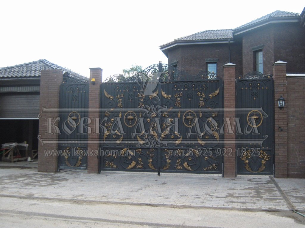 Кованые ворота можете заказать в нашей кузнице в Москве