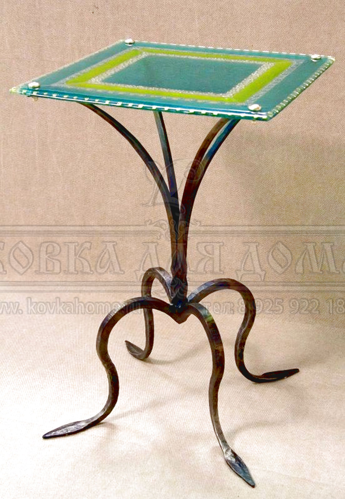 Кованый столик со стеклом можно использовать как кофейный размер 850(h)х500х500мм, стекло толщиной 10мм.