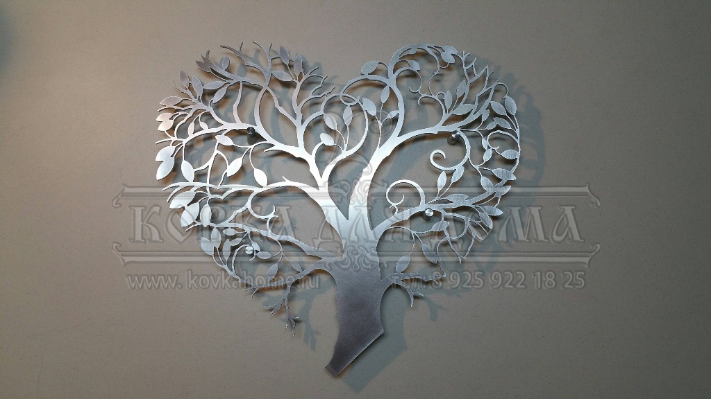 Декоративное настенное панно из металла для интерьеров в виде графических эффектов - древо жизни в виде сердца