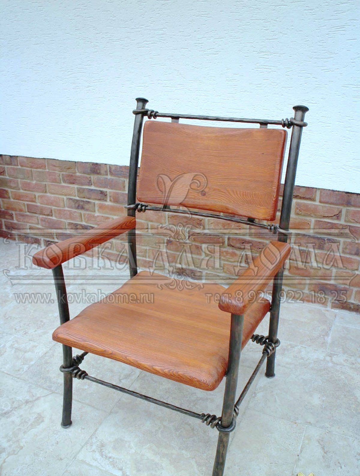 Кованое кресло очень прочное крепкое выдержит любой вес с деревянными сидушкой подлокотниками и спинкой.