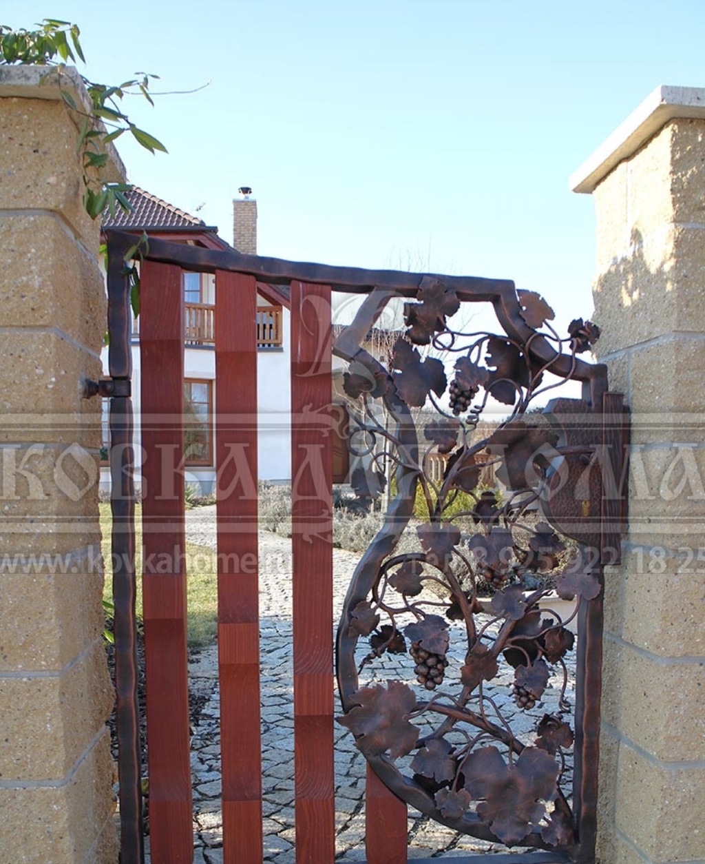 Ворота кованые с деревом распашные двухстворчатые частично глухие с орнаментом виноградная лоза.