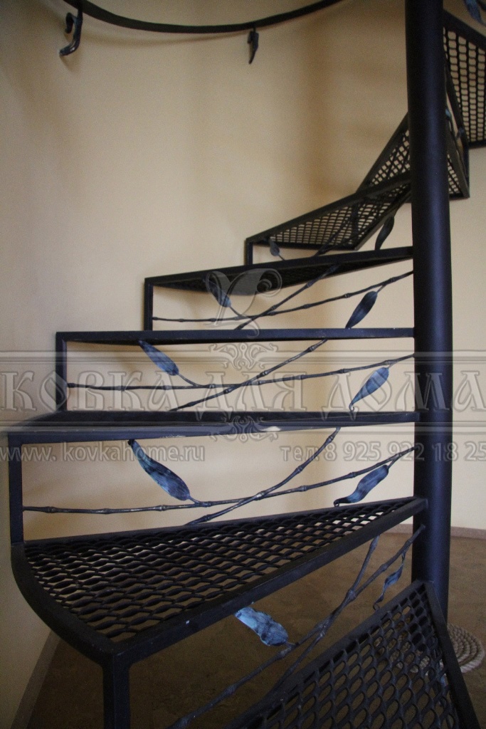 Винтовая кованая лестница с кованым декором в стиле бамбук и ступенями из просечно/вытяжной решетки.