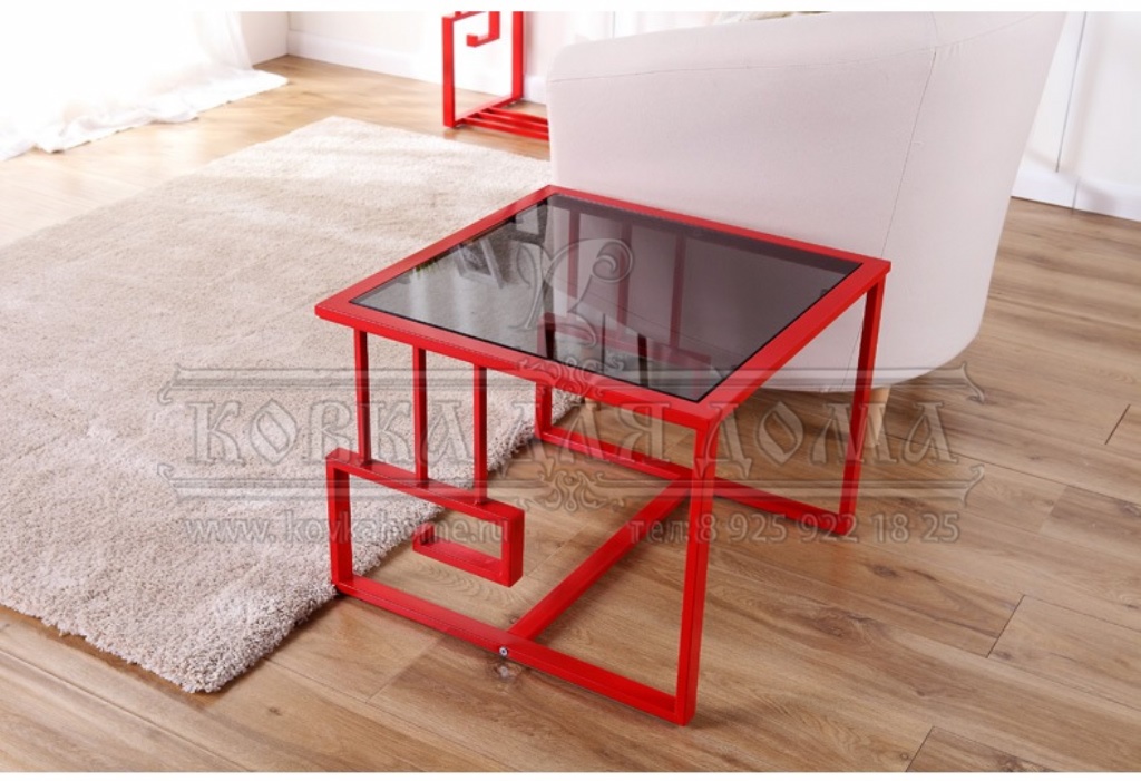 Кованый столик журнальный красный в стиле Хай тек с коваными элементами ручной работы и столешницей из стекла. Размеры 440х450х450мм