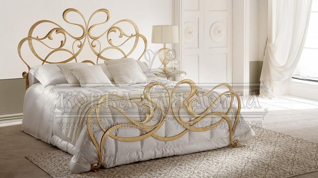 Дорогая шикарная кованая кровать золотая двуспальная декоративная ручная ковка с художественными элементами. Размеры 2200х1800мм высота ложа 400мм изголовья 1700мм.