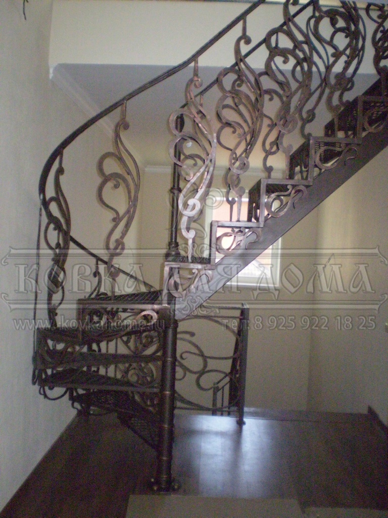 каркасная кованая лестница с кованым декором и  ступенями из просечно/вытяжной решетки. 