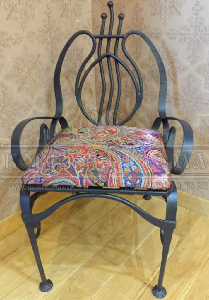 Кованое кресло «Султан» с металлической спинкой и мягкой сидушкой производитель мастерская кованой мебели «Ковка для Дома» г. Москва