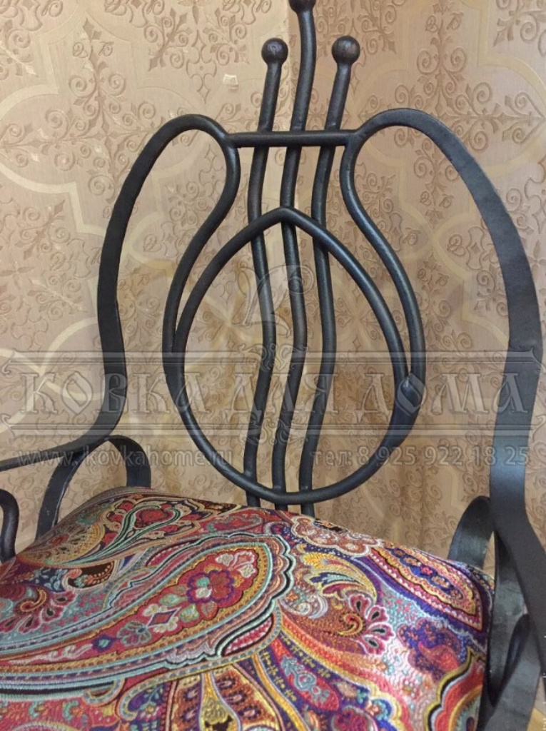 Кованое кресло «Султан» с металлической спинкой и мягкой сидушкой производитель мастерская кованой мебели «Ковка для Дома» г. Москва - купить по тел: +7 (916) 536-56-50