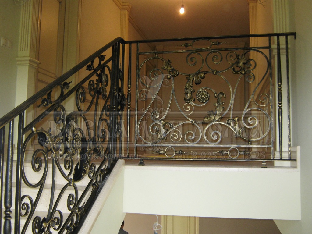 Классические кованые перила на лестницу в доме с декоративными балясинами и элементами и стальным поручнем Италия.