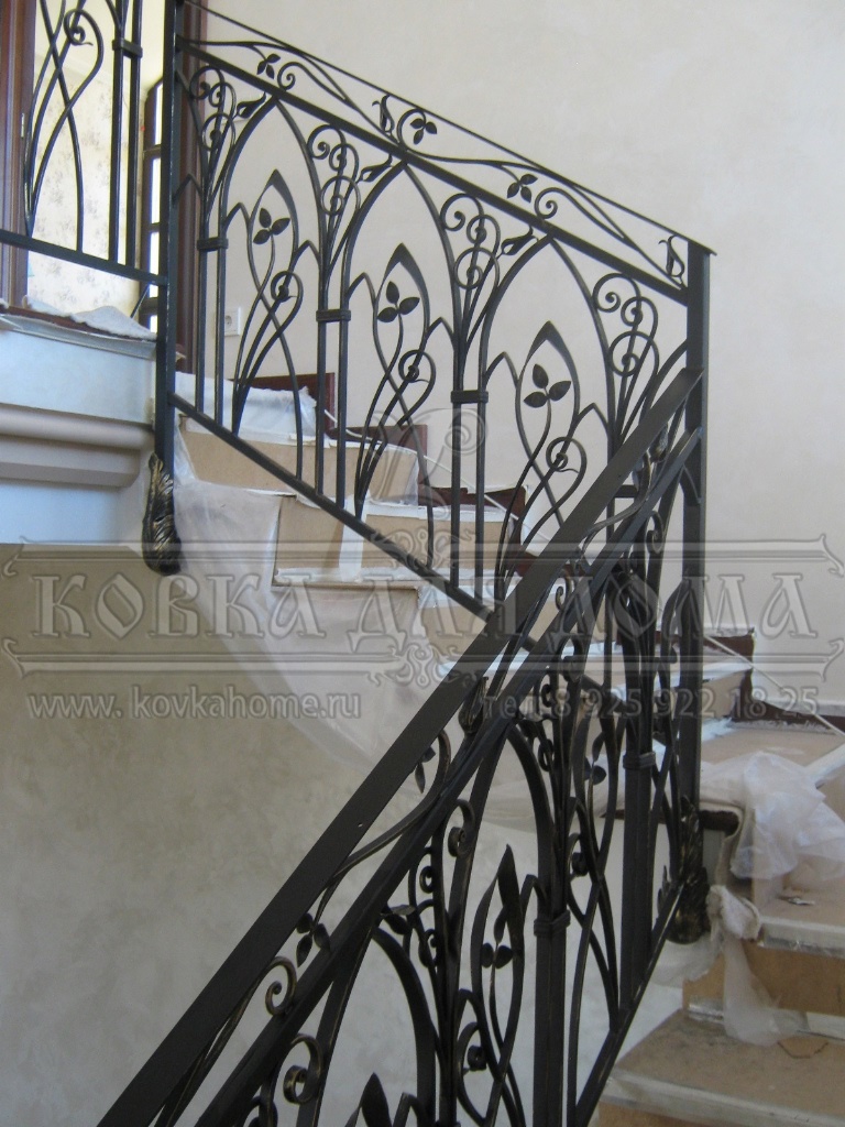 Кованые перила для лестниц в доме в готическом стиле с декоративными балясинами и элементами.