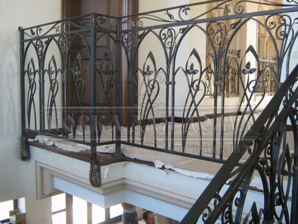 Кованые перила для лестниц в доме в готическом стиле с декоративными балясинами и элементами.