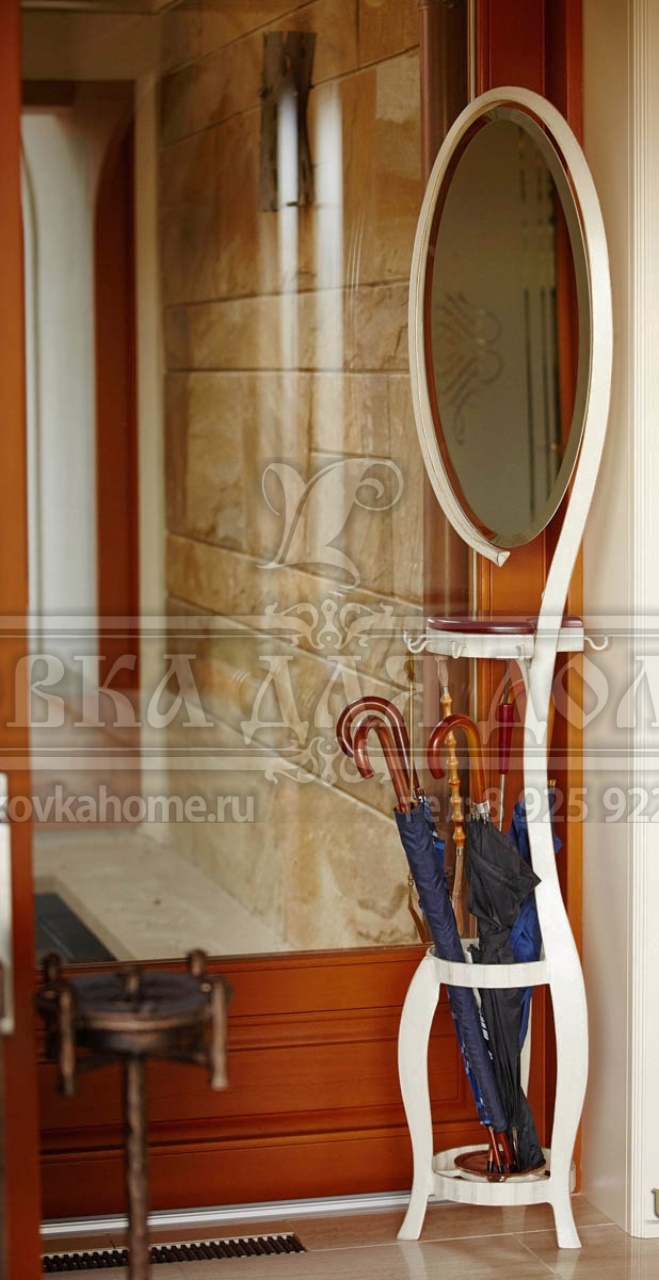 Белое стальное зеркало в прихожую с полочкой и подставкой для зонта Напольное.
