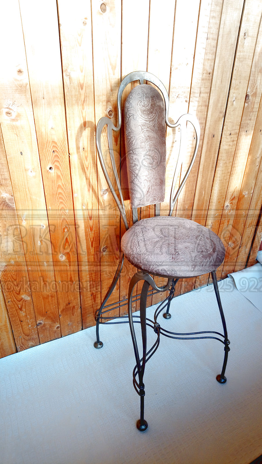 Кованый стул с мягкой спинкой и сидением художественная горячая ковка производство Москва