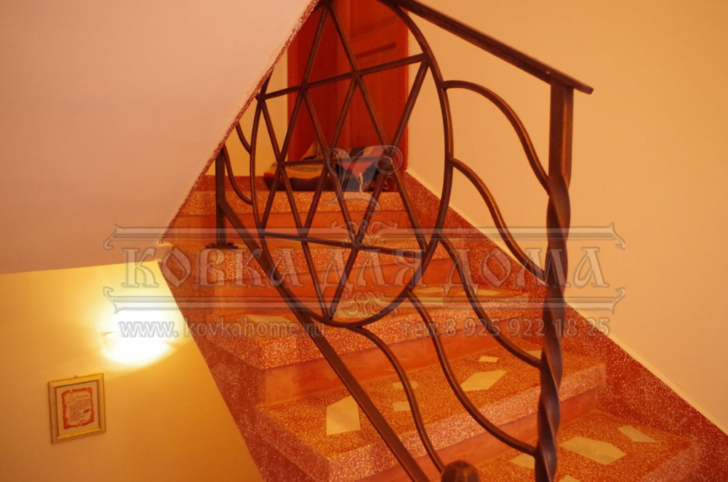 Перила кованые на лестнице в деревянном доме с художественными элементами ручная ковка заказать с монтажом в Москве и области по тел: +7 (916) 536-56-50