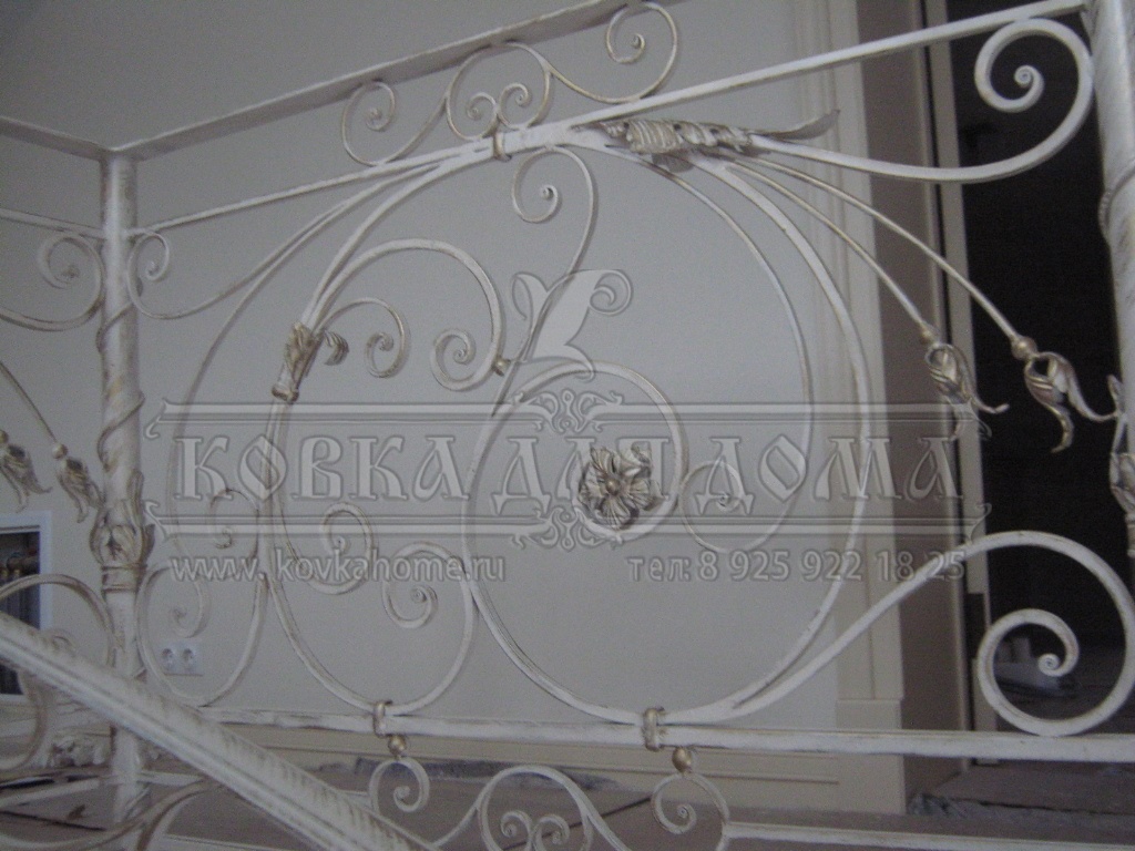 Белые кованые перила для лестниц в доме классические с коваными элементами в виде листиков и цветочков.