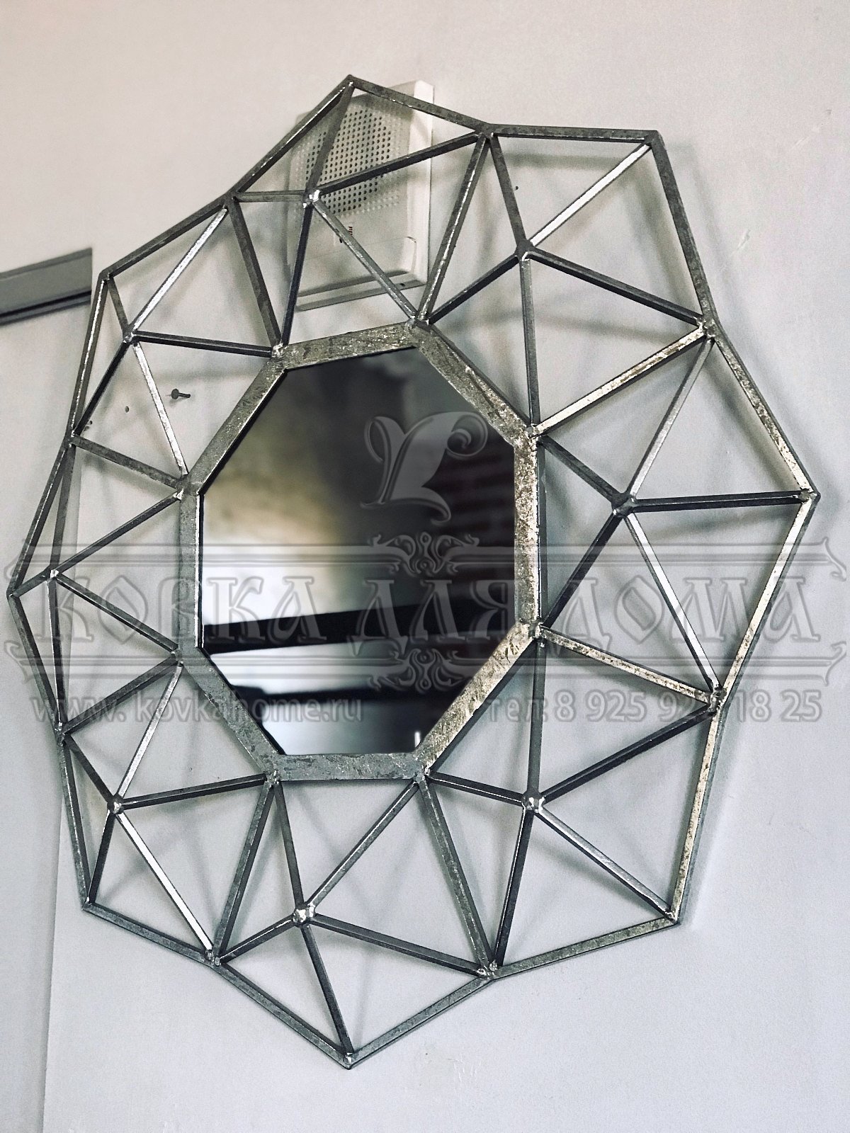 Зеркало в современном стиле в кованой дизайнерской раме звезда геометрии, ручной работы. Размер габаритный D=500мм.