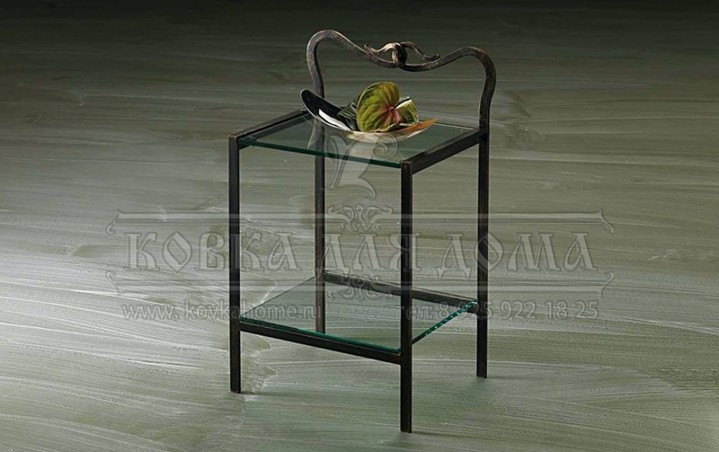 Прикроватный столик для спальни кованый - цвет  черный с патиной золото, столешница и полочка из матового стекла