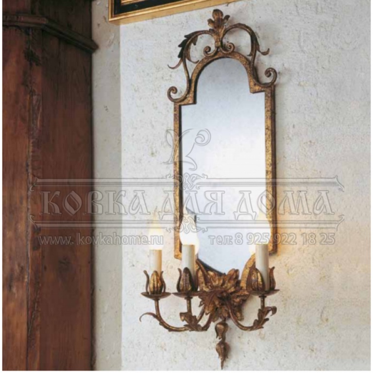 Зеркало дорогое  красивое в кованой золотой раме с кованым декором и с декоративными подсвечниками. Настенное. Размер 1200х600мм.