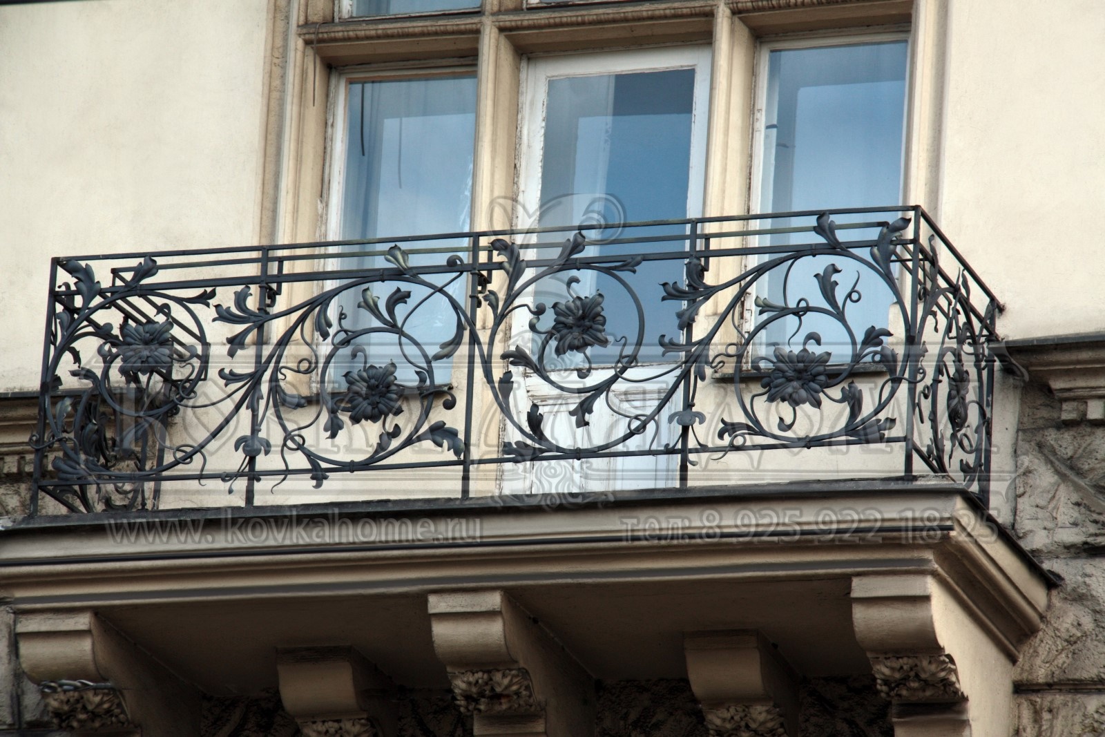 Ограждение балкона кованое с декоративными художественными элементами в виде цветов ручной ковки.