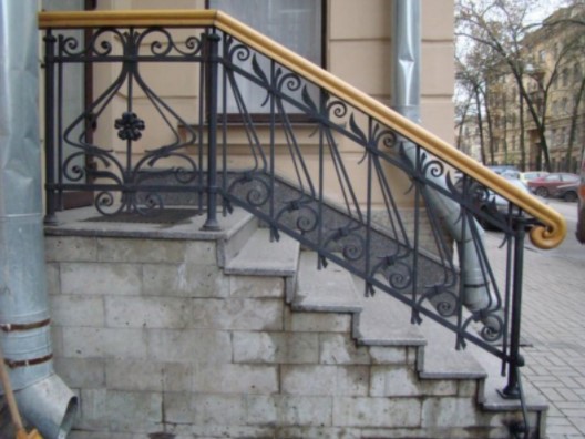 Фото пример вертикального крепления перил на лестнице