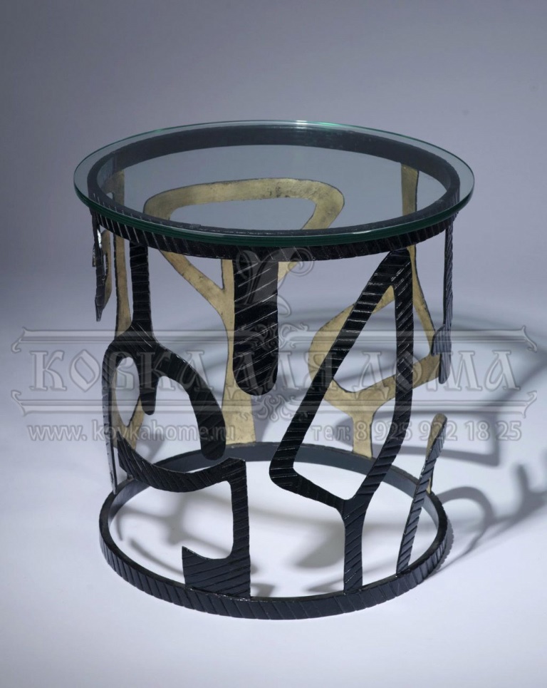 Кованый дизайнерский стол с декоративными коваными элементами и столешницей из стекла. Размеры 440хD400мм стекло толщиной 12мм – торцы полировка.