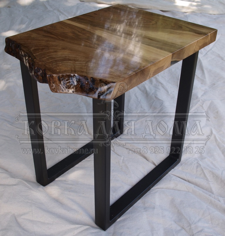 Кованый табурет в стиле лофт с деревянным сиденьем из натуральной сосны. 