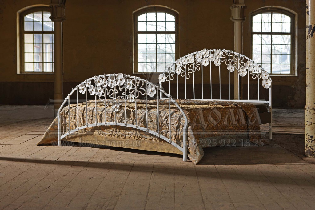 Кованая кровать двуспальная - эксклюзивная декоративная ручная ковка с художественными коваными элементами в виде цветов. Размеры 2200х1800мм высота ложа 400мм изголовья 1400мм.