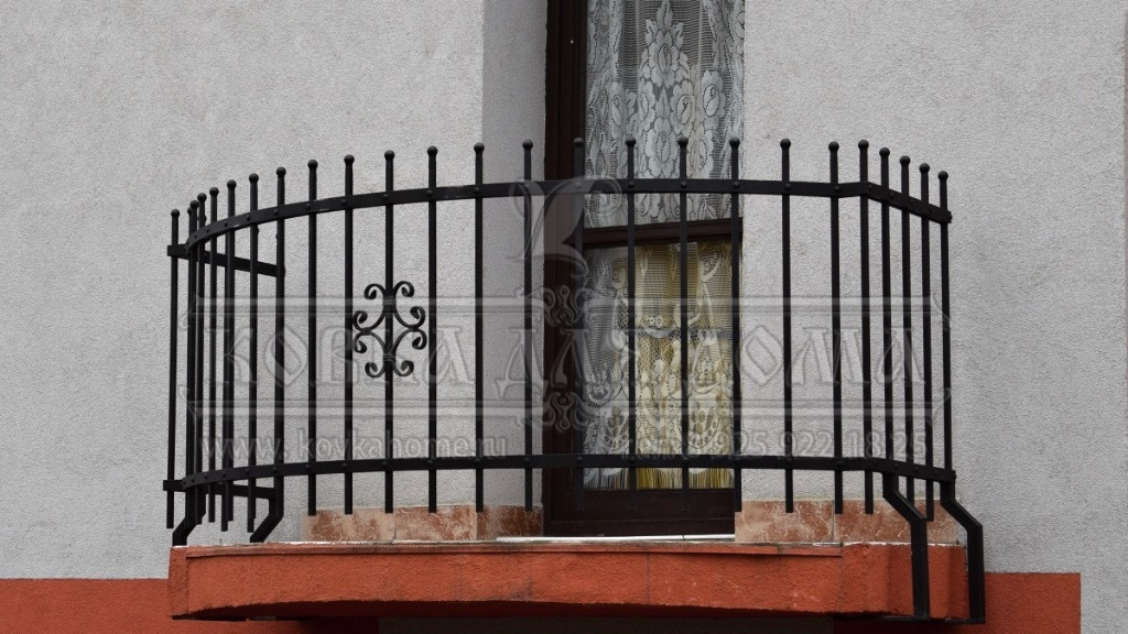 Радиусный кованый балкон без поручня с боковым креплением