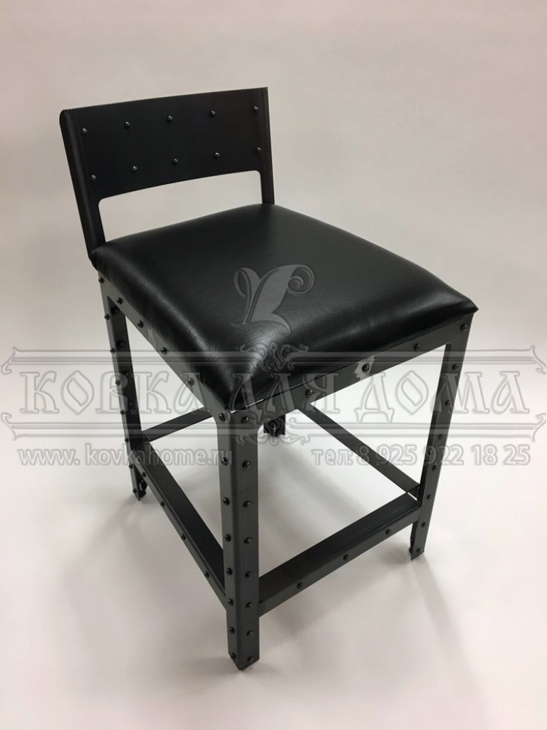 Барный стул черный металлический с декоративными клепками, с мягким кожаным сиденьем. 