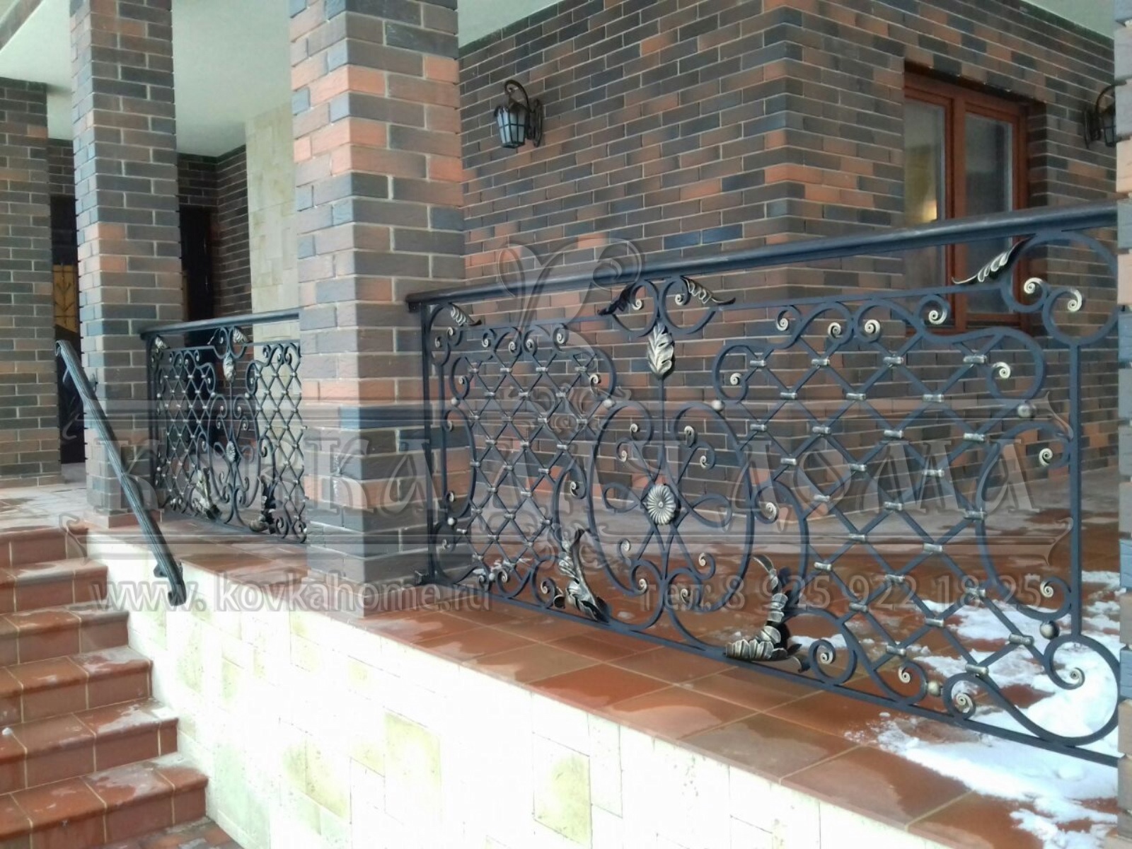 Перила ручной ковки для балкона с декоративными элементами и металлическим поручнем