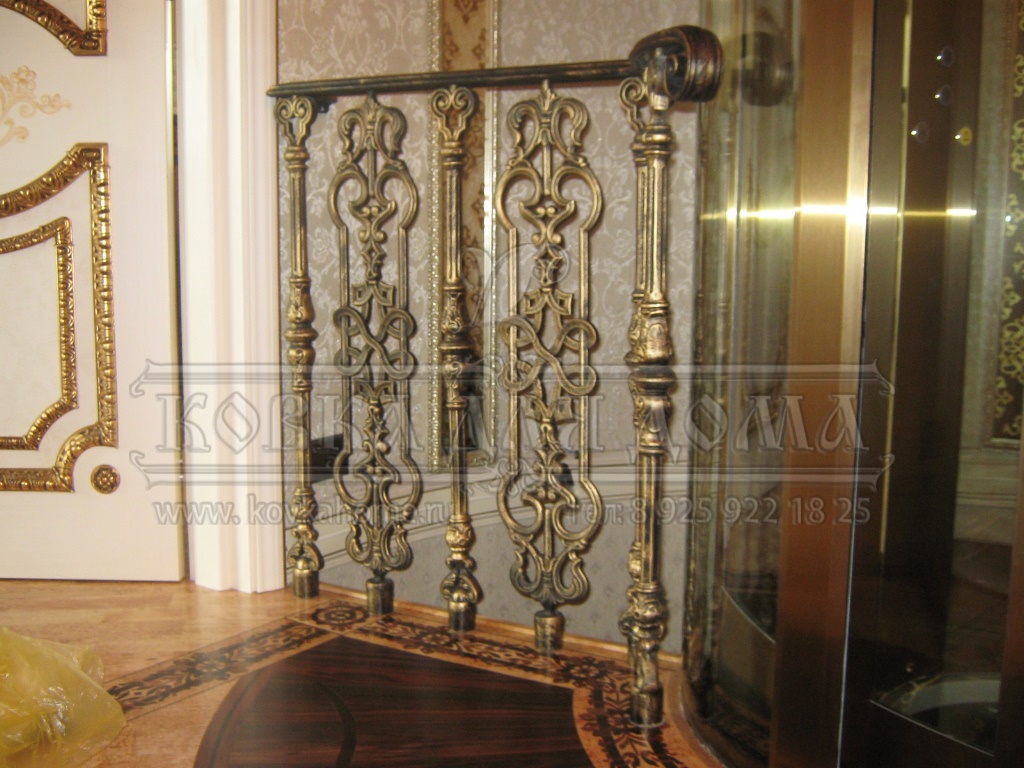 Кованые балясины для лестниц частного дома классические с коваными художественными элементами вид сбоку