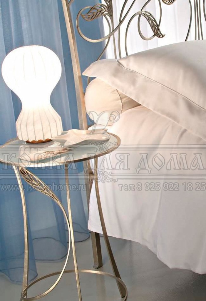 Прикроватный столик круглый для спальни художественная ковка, столешница из стекла с окантовкой и золотой патиной