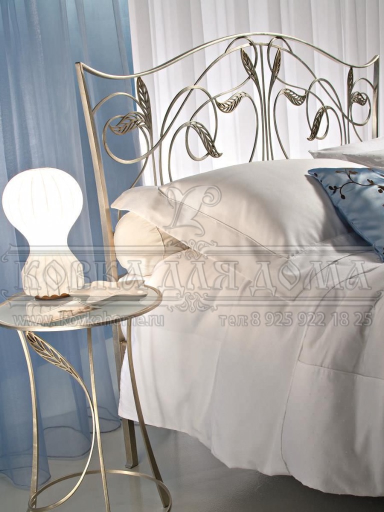 Прикроватный столик круглый для спальни художественная ковка, столешница из стекла с окантовкой и золотой патиной
