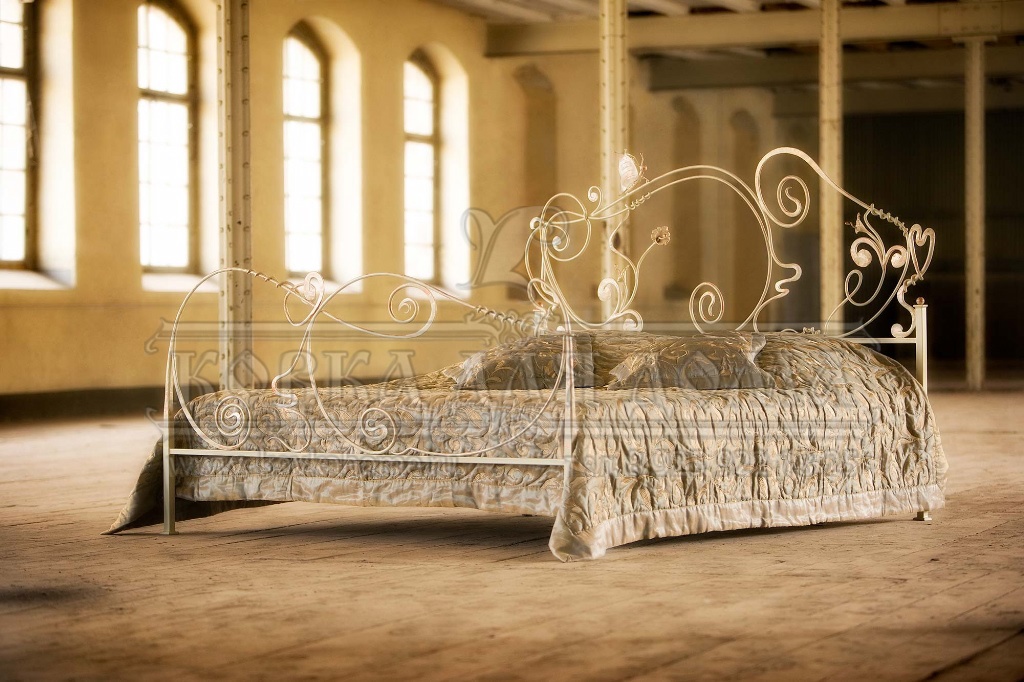 Дорогая кованая кровать для спальни декоративная ручная работа с художественными коваными элементами и золотой патиной. Размеры 2200х1800мм высота ложа 400мм изголовья 1400мм.