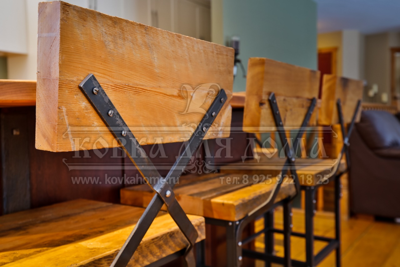 Барный стул металлический с деревянной спинкой и сиденьем производитель мастерская кованой мебели «Ковка для Дома» г. Москва - купить по тел: +7 (916) 536-56-50