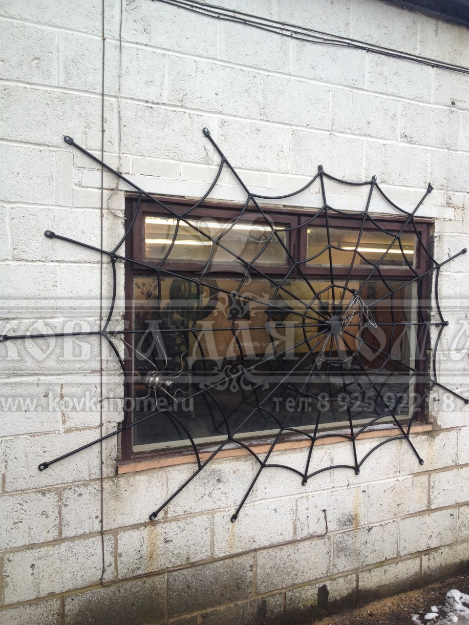 Пример кованой решетки на окне с паутиной и пауками