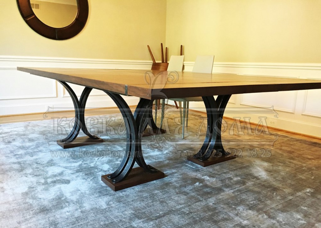 Кованый стол большой офисный дорогой для компании для конференций и переговоров с деревянной столешницей на 12 мест. 