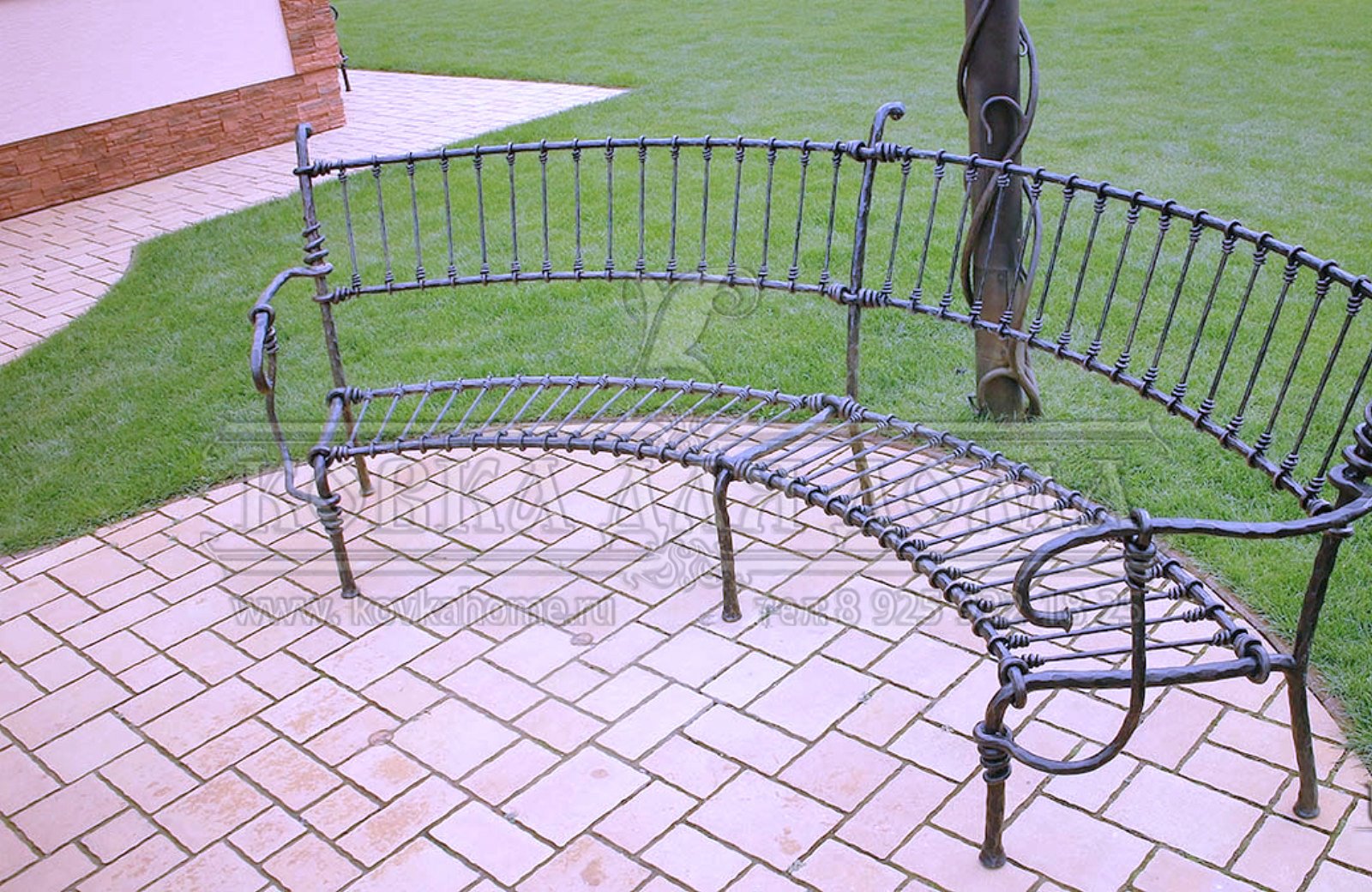 Скамейка кованая полукруглая для сада парка дачи ручная художественная ковка со стальной оригинальной сипинкой и сидением. Размеры  460х400х1200мм. 