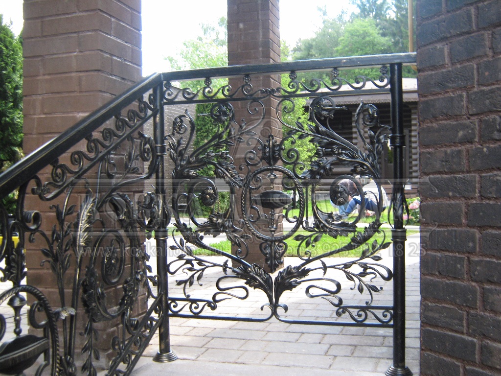Шикарные кованые перила Рублевка для лестницы в доме,  классические с коваными художественными элементами.