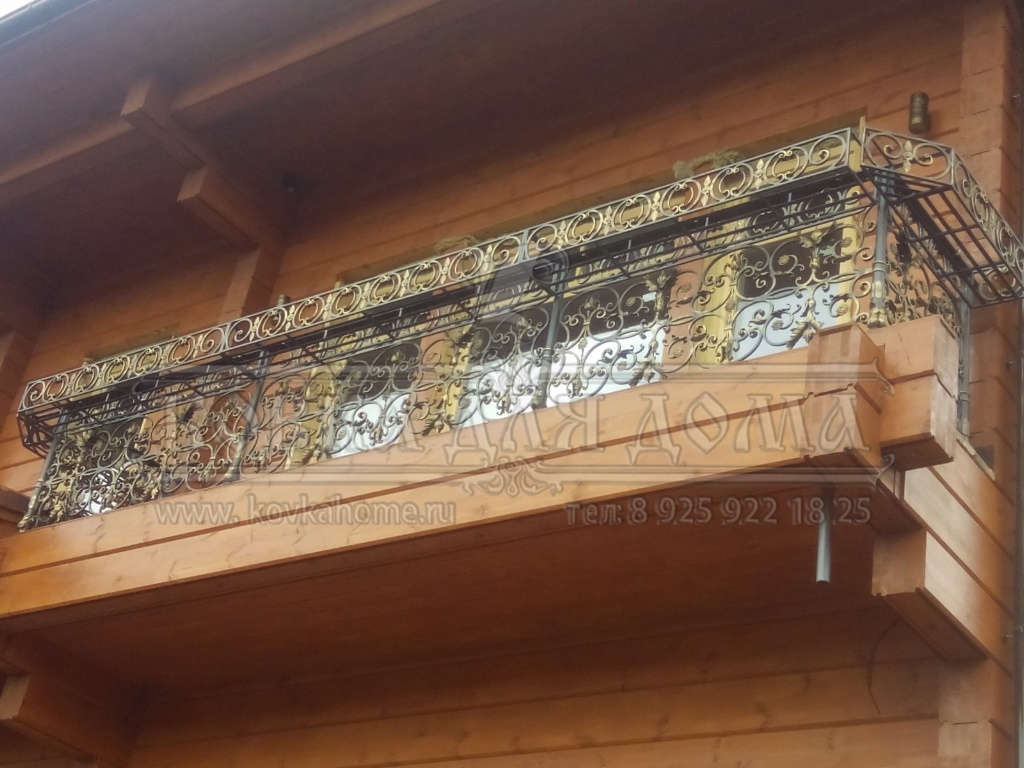 Классические балконные кованые перила с декоративными балясинами и патинироваными элементами и металлическим поручнем.