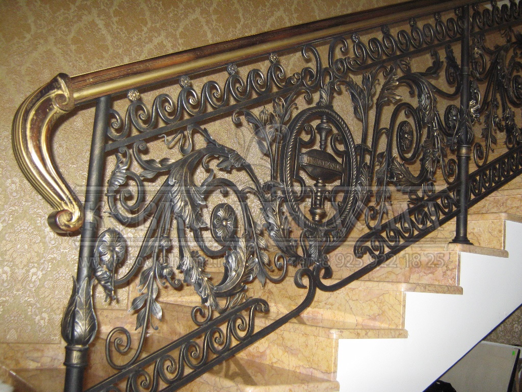 Шикарные кованые перила Рублевка для лестницы вид в доме, классические с коваными художественными элементами.
