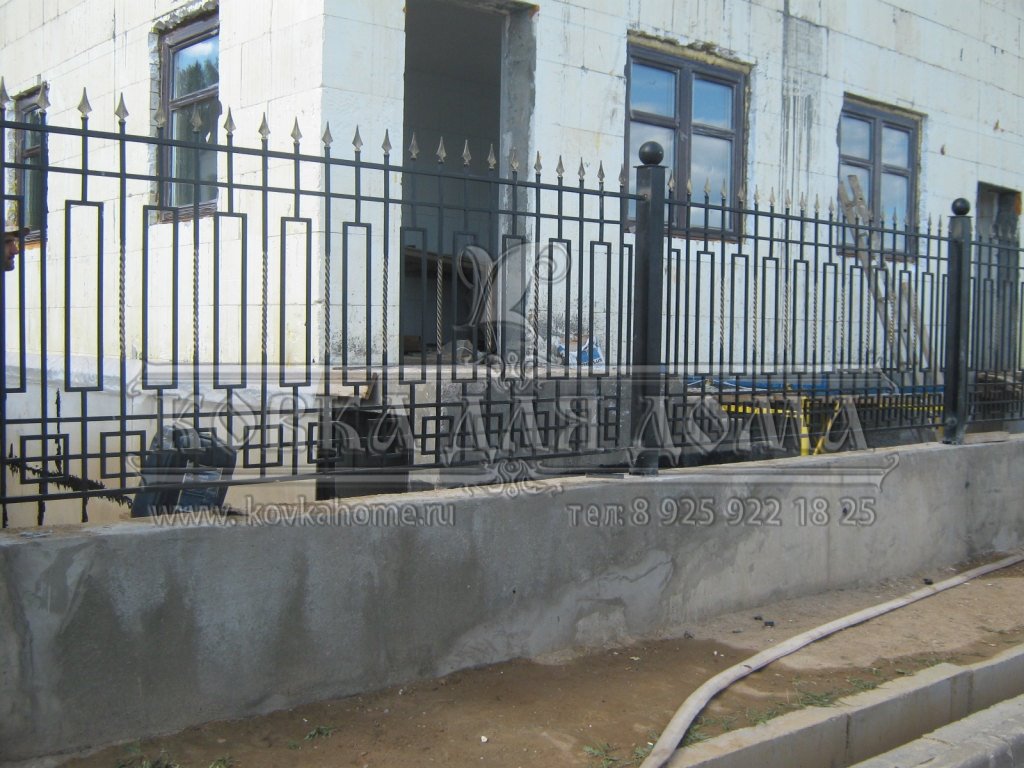 Металлический забор без кованых элементов с декоративными литыми пиками. 
