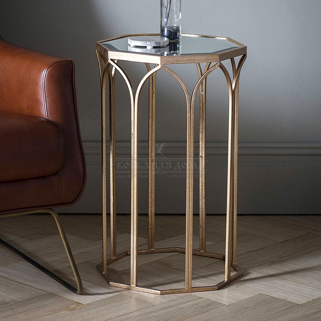 Кофейный столик круглой формы с оригинальным кованым дизайном. 