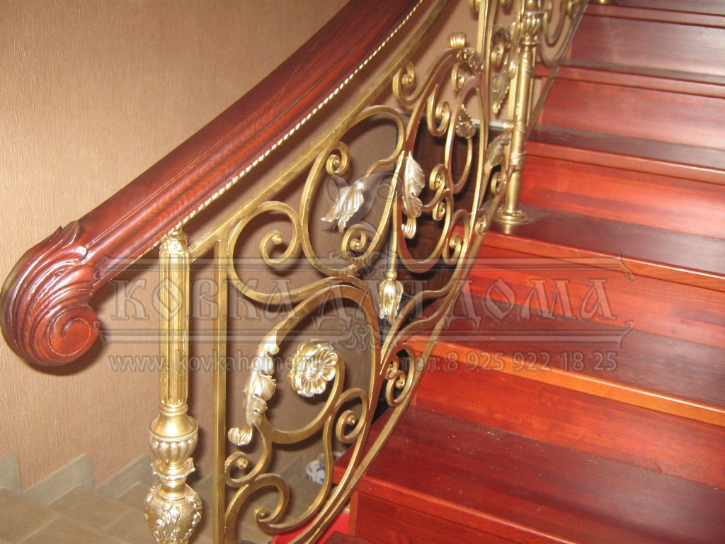 Кованые перила золотые для лестницы частного дома классические с коваными литыми элементами с серебряной патиной.